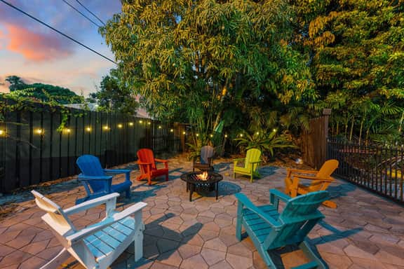 2 Mansions with Pool & BBQ Sleeps 22 - Image 4